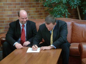 Silvio Klawonn und Dirk Schumeier unterzeichnen 2005 den Fusionsvertrag